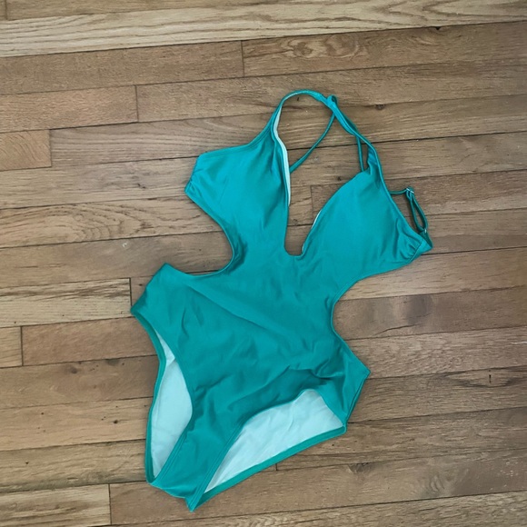 Cupshe Shimmer one piece BNWT - Picture 3 of 3